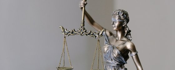 Рюшечки к запретам: КС требует меньше ограничивать митинги, но проводить в гайд-парках