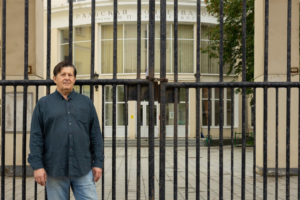 Валерий Аверин у входа в Уральскую консерваторию им. Мусоргского в Екатеринбурге / Фото: ОВД-Инфо