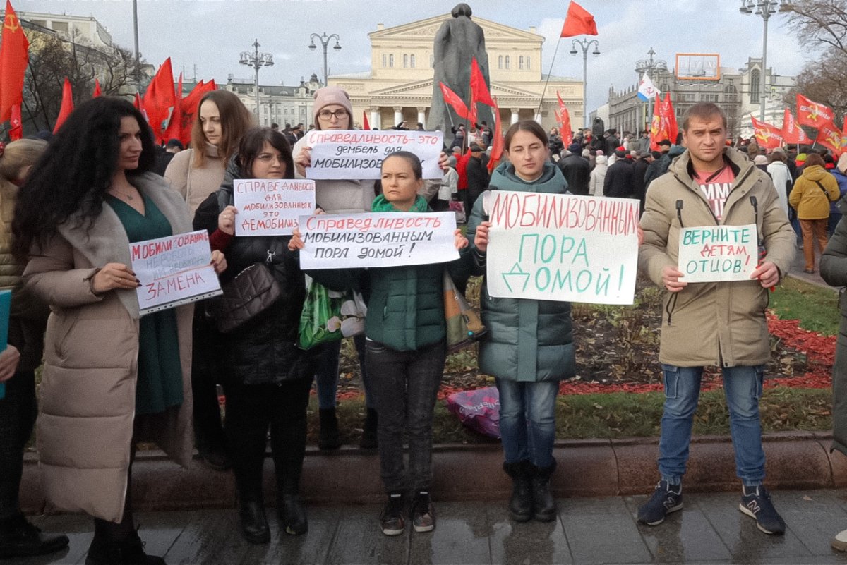 Активистки «Пути Домой» на митинге КПРФ на площади Революции в Москве, 7 ноября 2023 года / Скриншот: YouTube-канал «Важные истории»